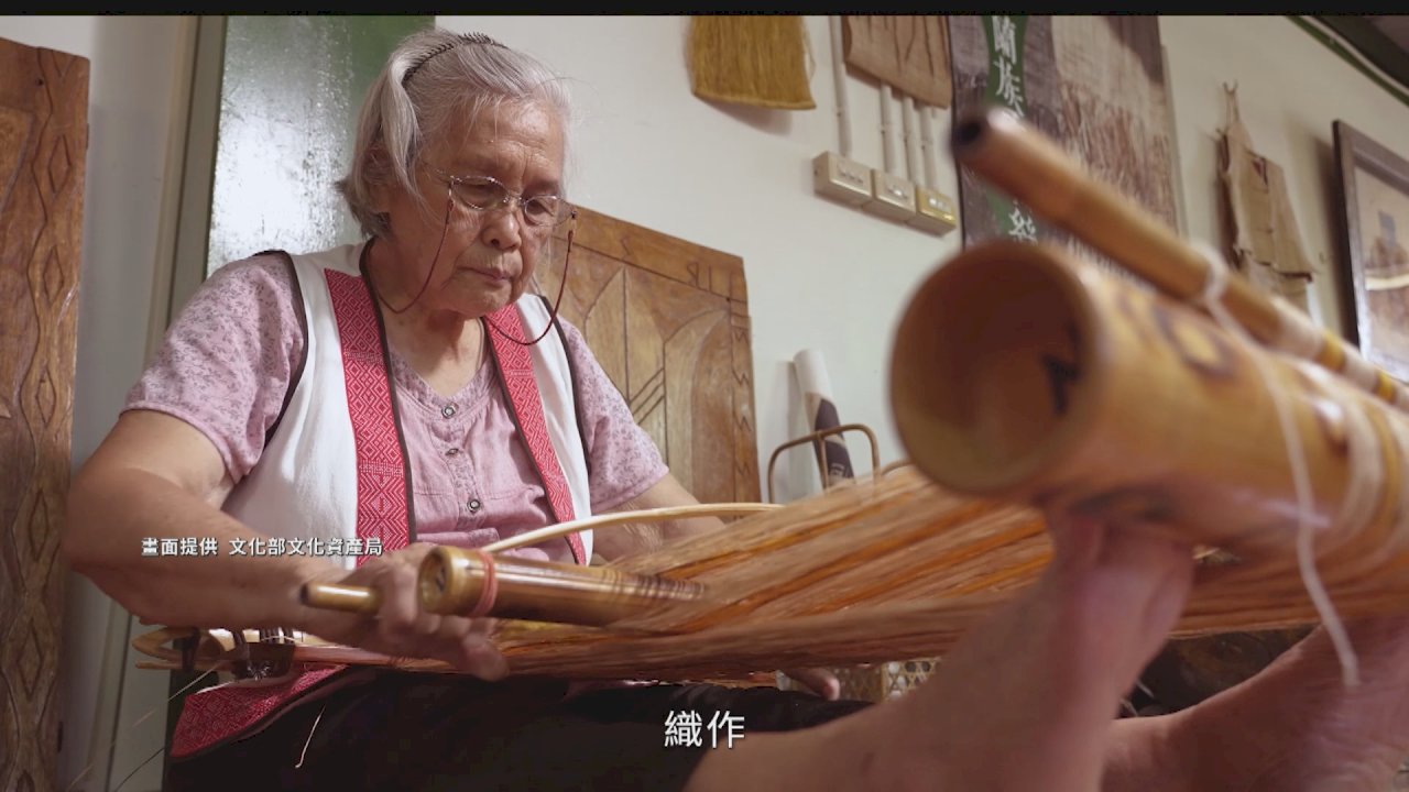 Indigenous woman transforms banana plants into woven art