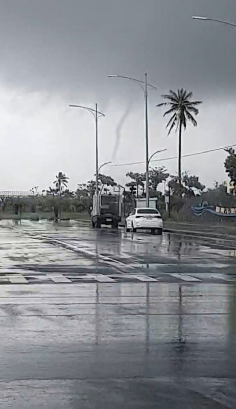 VIDEO: Rare waterspout appears in Sun Moon Lake