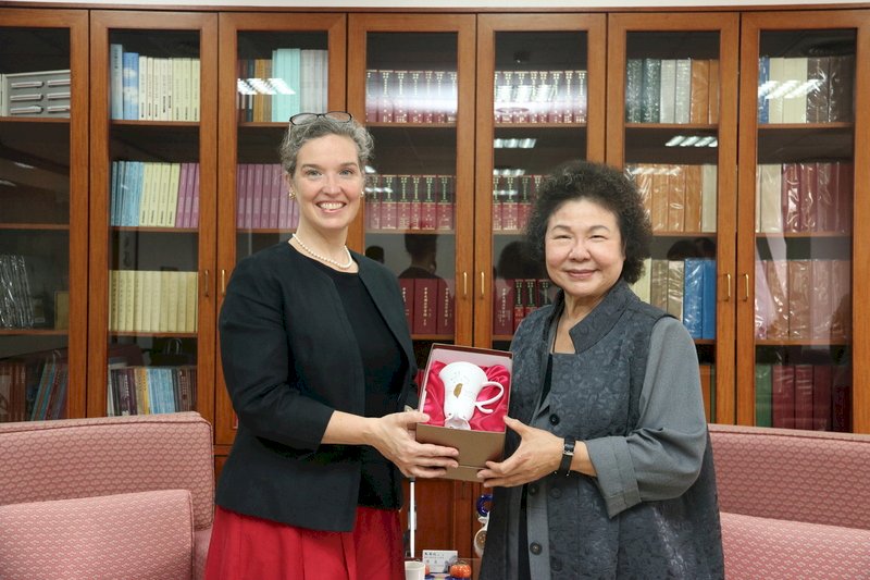 Taiwan discusses democracy and human rights with AIT director