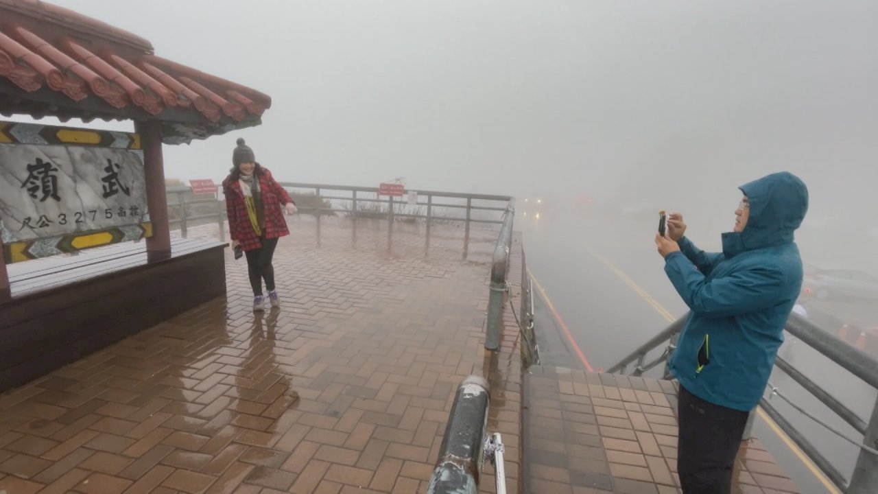 VIDEO: Travelers await this season’s first snowfall on Hehuanshan