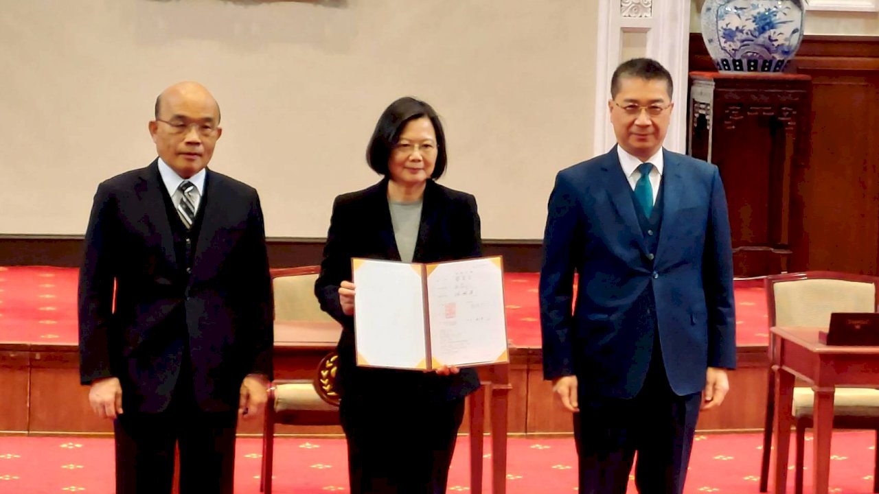 Video: Tsai signs anti-stalking bill into law