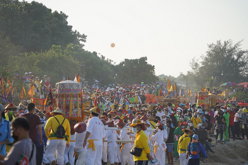 VIDEO: Devotees believe they received a sign from their gods