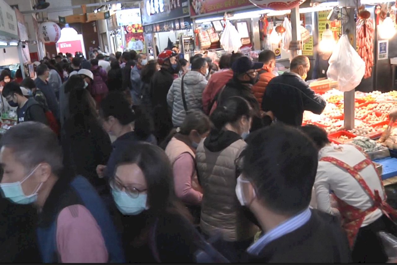 VIDEO: Festive markets see large pre-holiday crowds