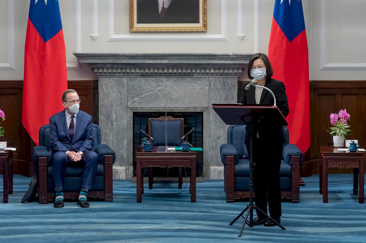 Tsai meets former top US defense officials