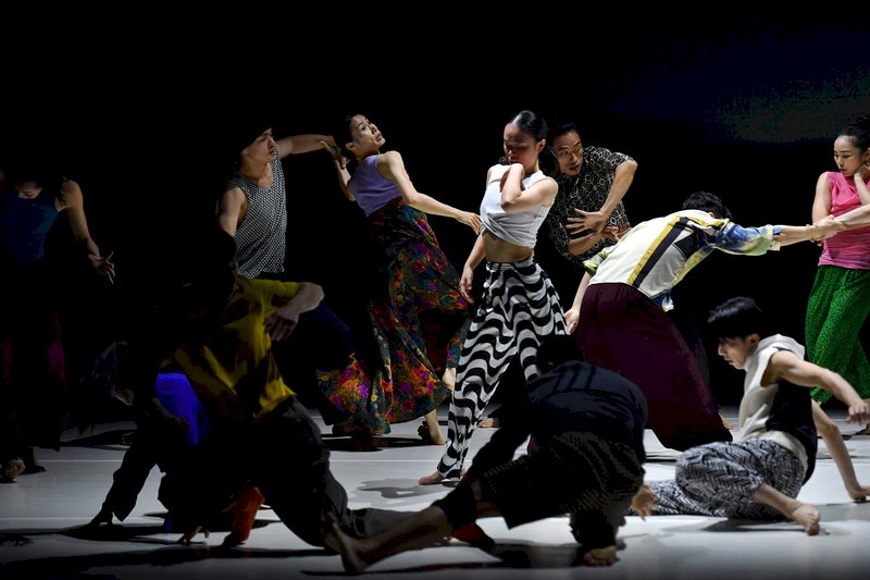 Cloud Gate dancers express personal stories in new work Send in a Cloud