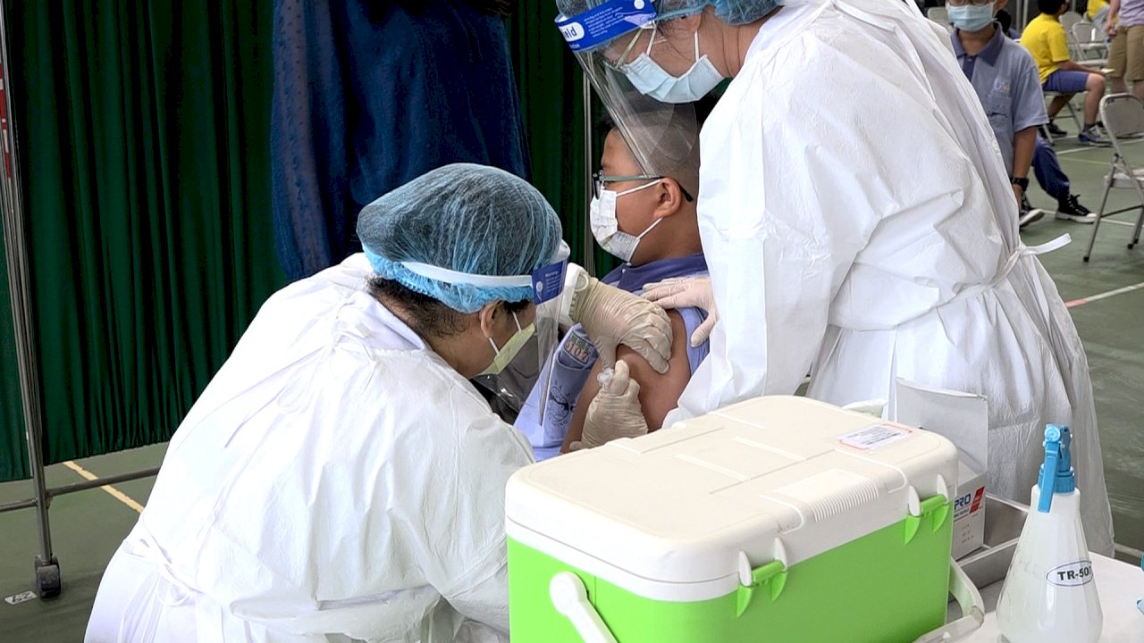 VIDEO: Young children throughout Taiwan begin getting vaccinated