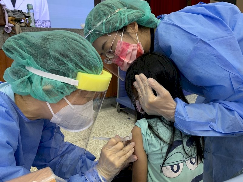 Child vaccination rate must reach 50% before shortening quarantine: CECC