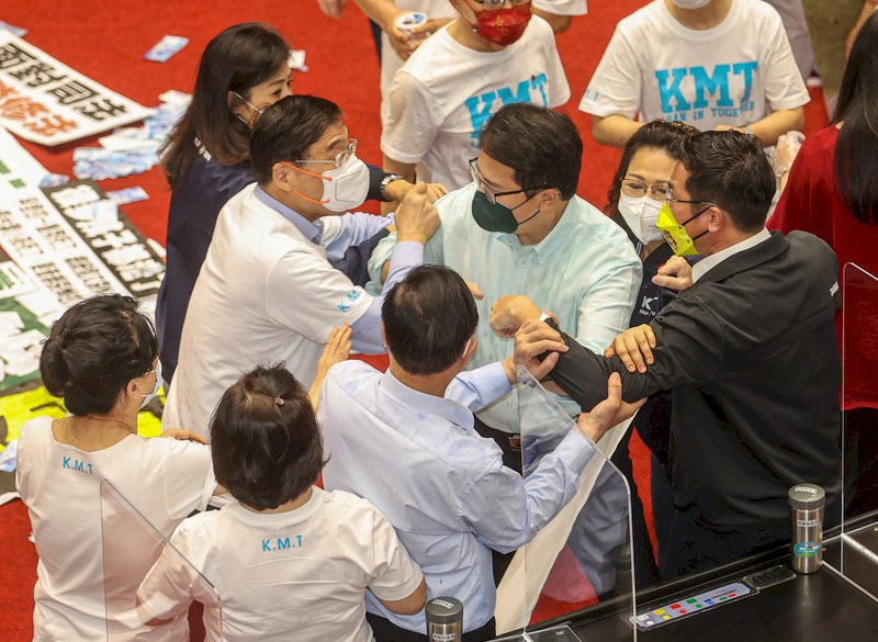 Lawmakers brawl over move to clear ex-President Chen of wrongdoing
