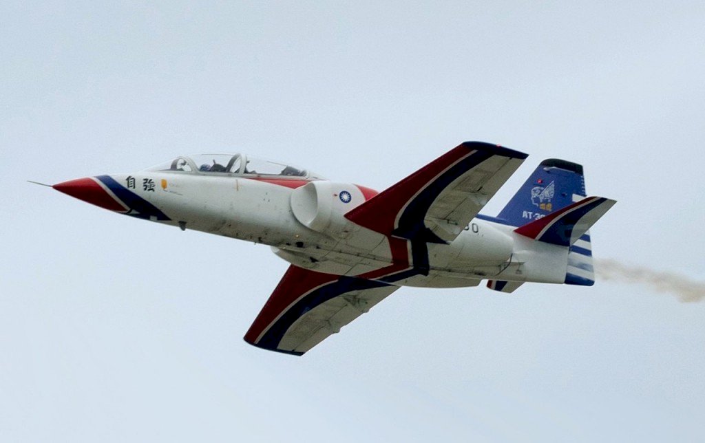 Taiwan Air Force AT-3 jet trainer crashes in Kaohsiung