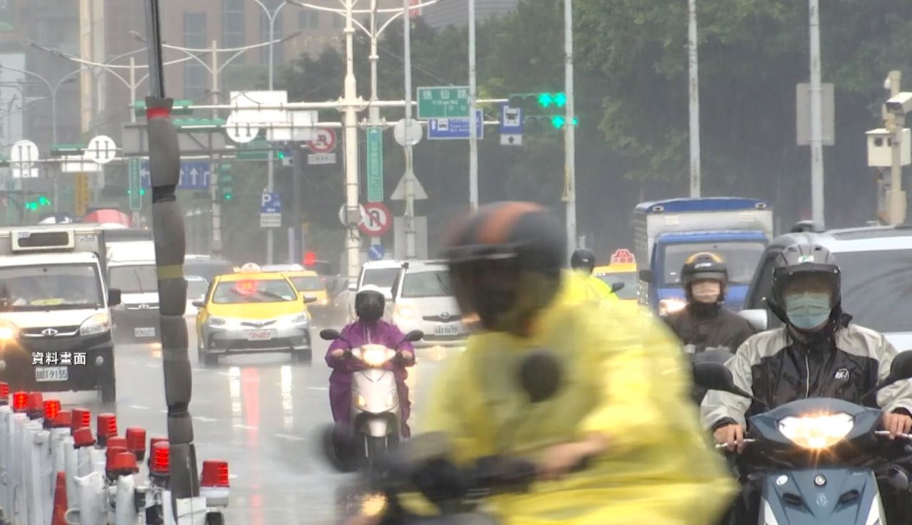 VIDEO: Two tropical storms to bring heavy rain on the weekend