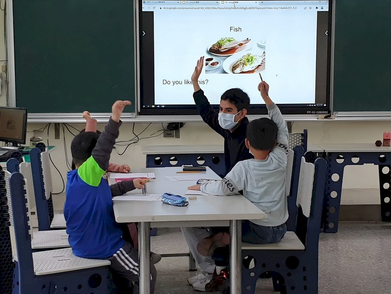 Taiwan to hire more English language teachers