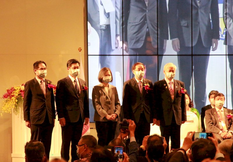 President Tsai vows support for overseas Taiwanese businesses