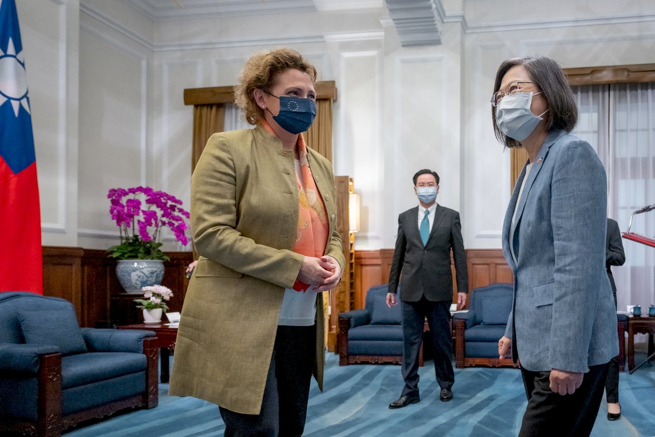 President Tsai Ing-wen meets with the EU Parliament's vice president
