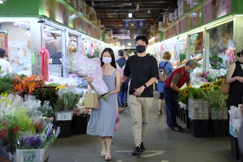 VIDEO: Taipei flower market abuzz before new year
