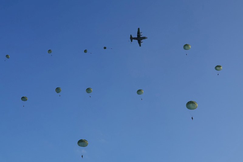 VIDEO: Paratroopers highlight of Han Kuang live-fire exercise day 3
