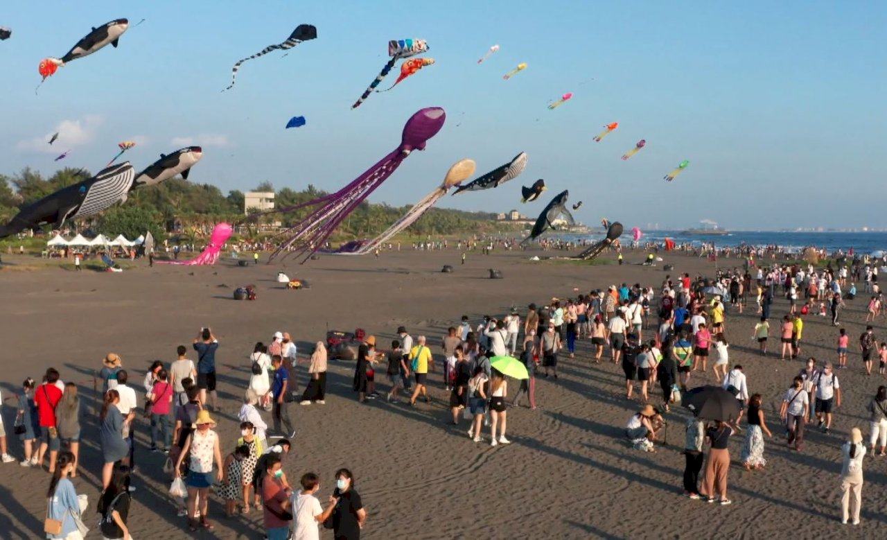 VIDEO: Cijin Kite Festival attracts thousands of visitors to southern Taiwan