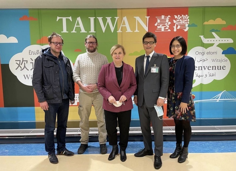 Ex-Polish foreign minister arrives in Taiwan