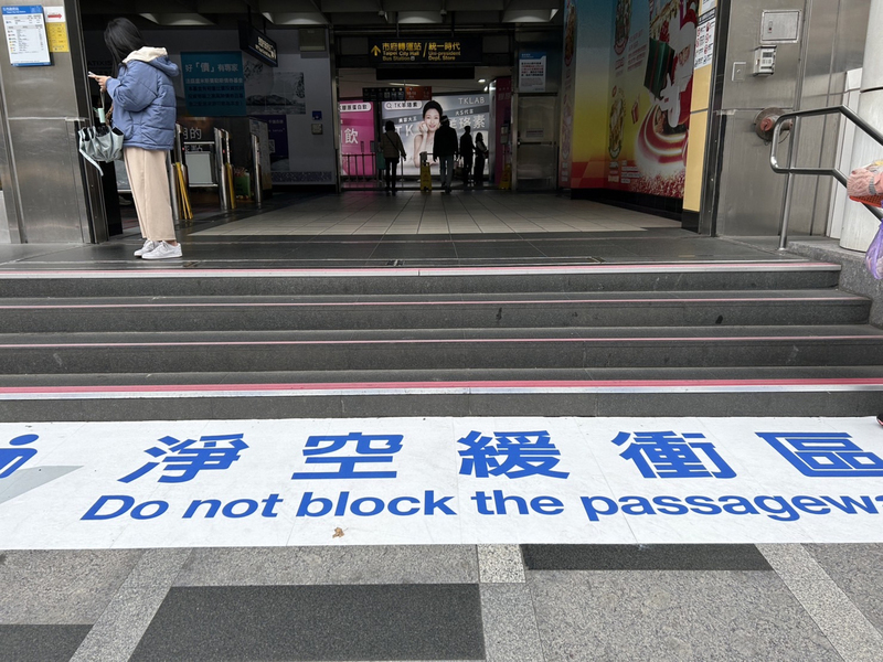 WATCH: Bubble wrap wall becomes popular sensation at Kaohsiung MRT