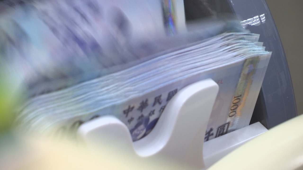 VIDEO: How much do Taiwanese put in red envelopes?