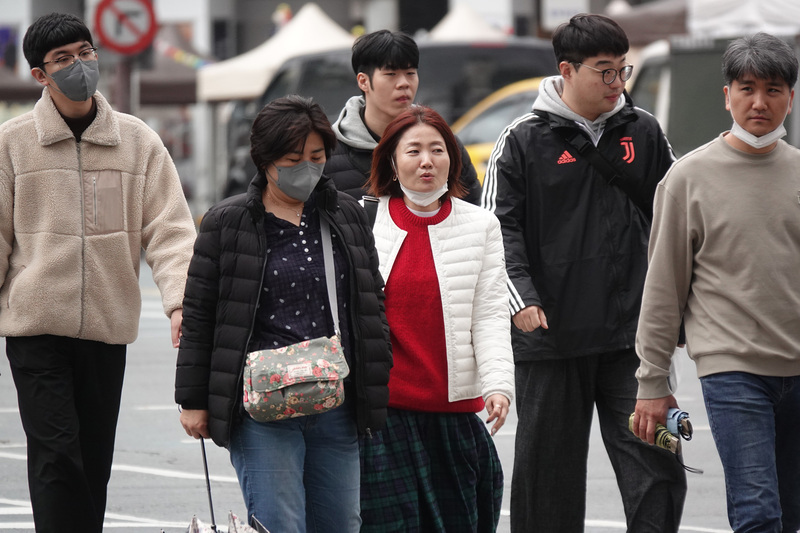 Taiwan to discuss lifting mask rules on public transport in mid-April