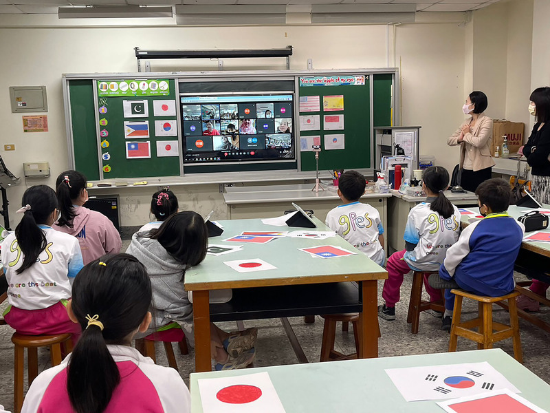 Premier: Bilingual development center encourages globalization