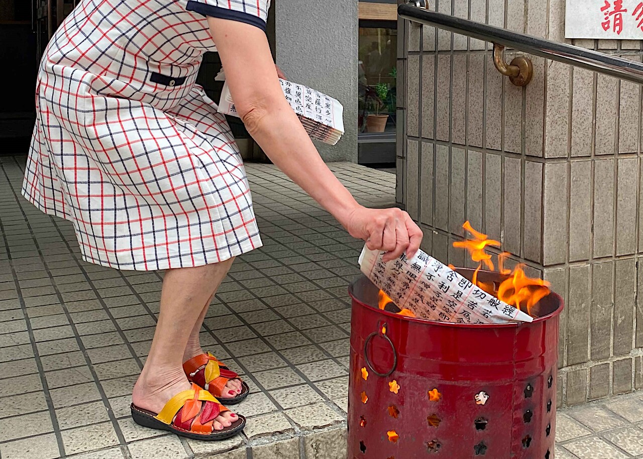 Tradition and change in Taiwanese popular religion: The practice of burning spirit money