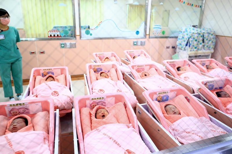 Average age for marriage and first birth rises again