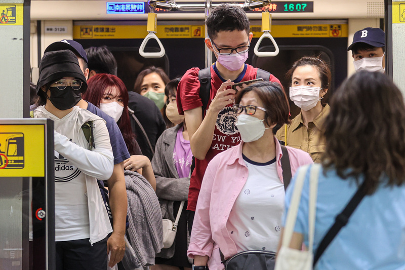 WATCH: Taipei Metro provides sick bags at certain stations ahead of Lunar New Year celebrations