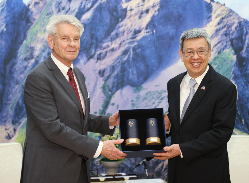 French delegation meets with Premier Chen Chien-jen
