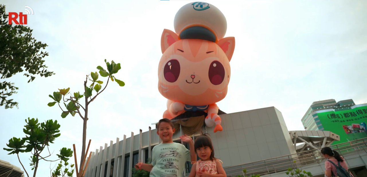 VIDEO: Giant inflatable cat has collapsed on light rail station over Kaohsiung city