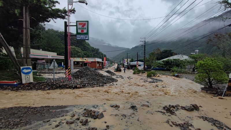 VIDEO: Rescue teams evacuating locals and tourists from floods in Nantou County
