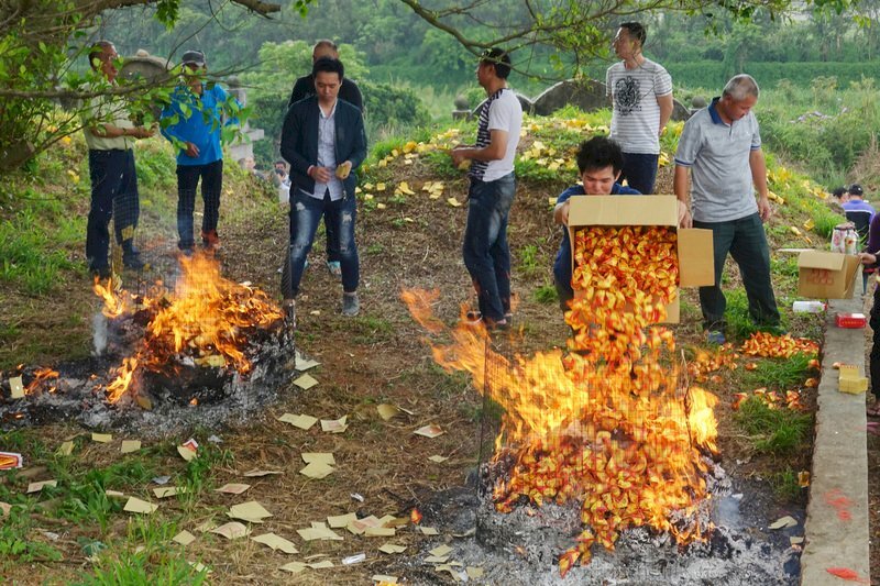 Indicting New Taipei crematorium workers for bribes, finding eco-friendly alternatives to ‘ghost money,’ and recommending minimum wage hike to at least 2%
