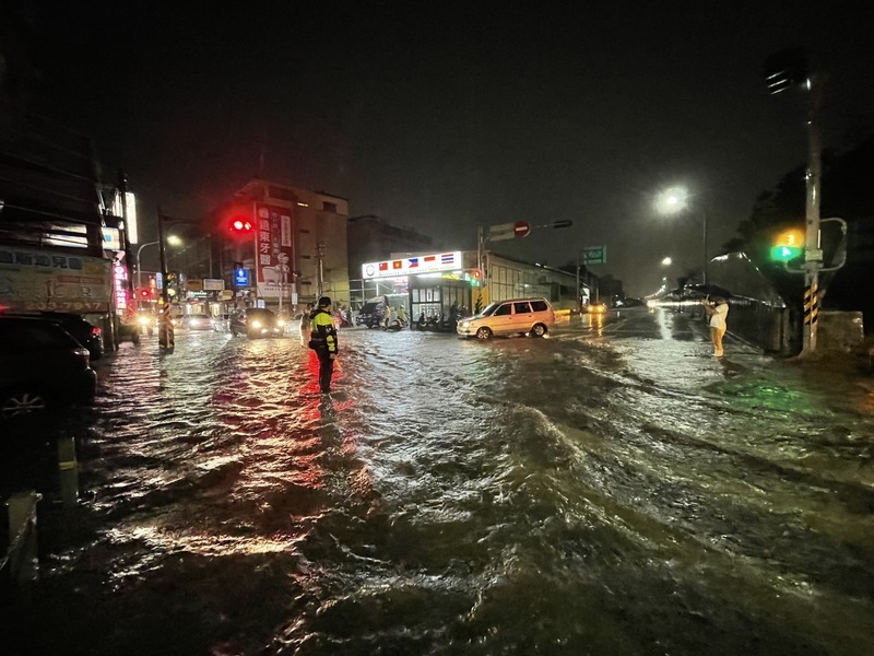 VIDEO: Tainan residents call for “flood day” as city streets overflowed with rainwater