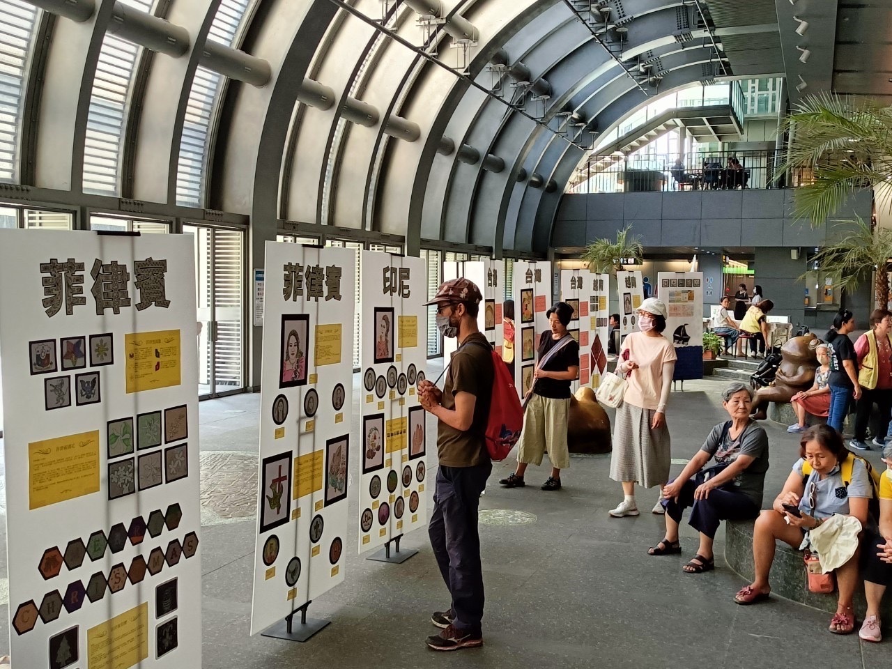Welfare center holds Zentangle art exhibition for migrant workers