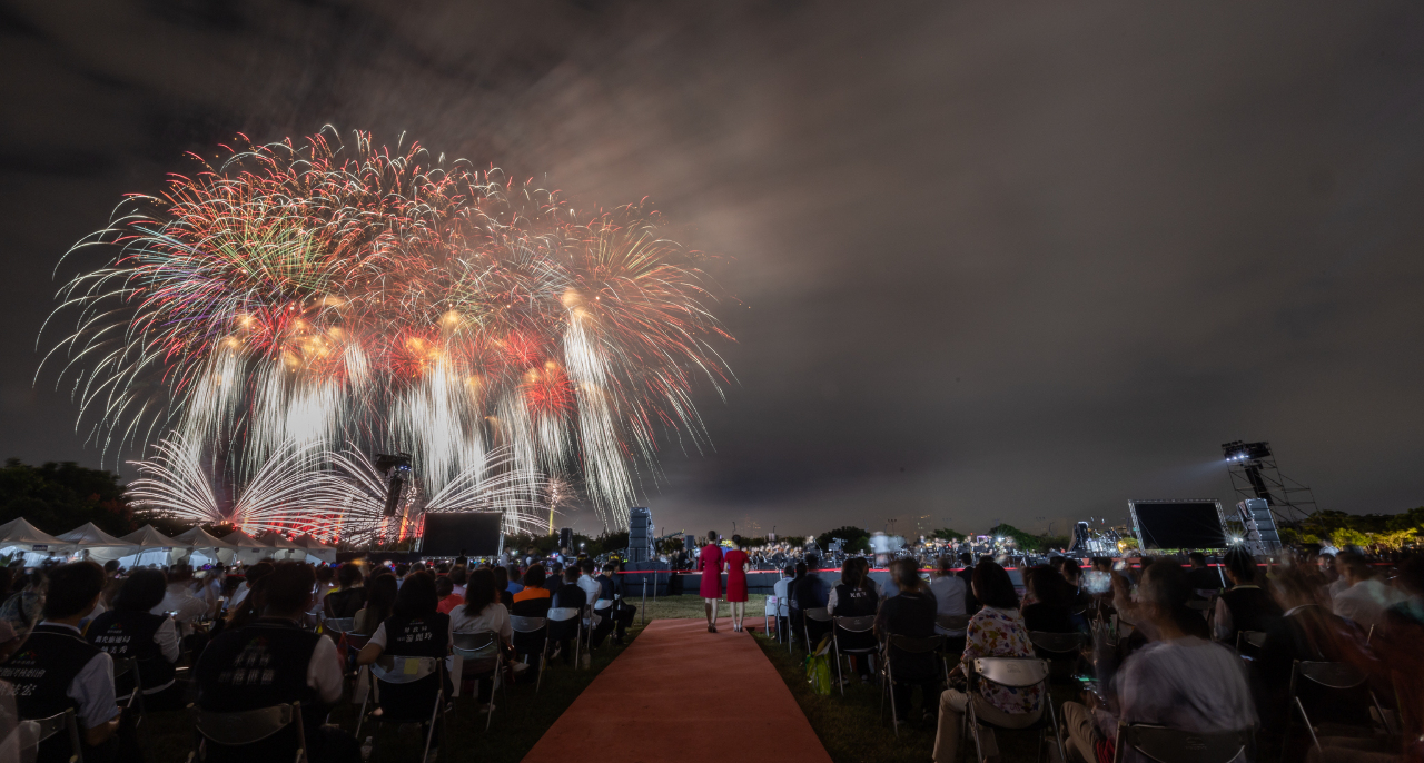 VIDEO: National Day fireworks launch early, catching spectators off guard