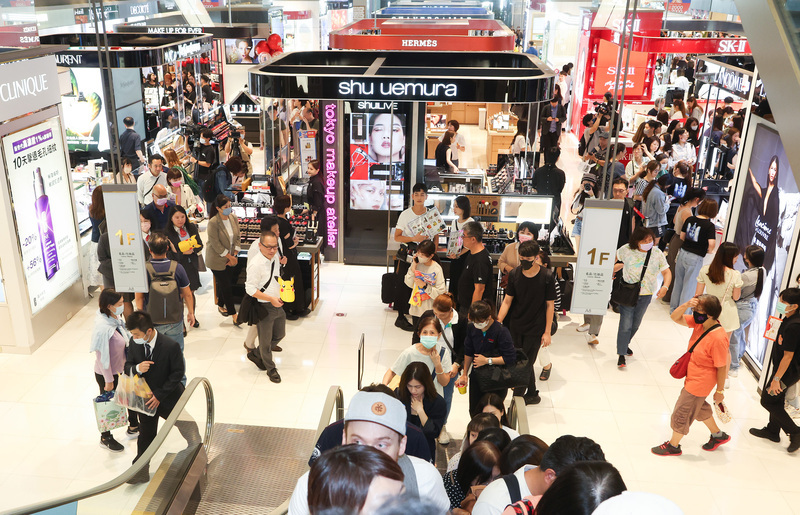 VIDEO: Shoppers turn free gifts into cash