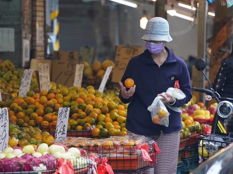 Consumer Confidence Index rises slightly; housing market on an upturn