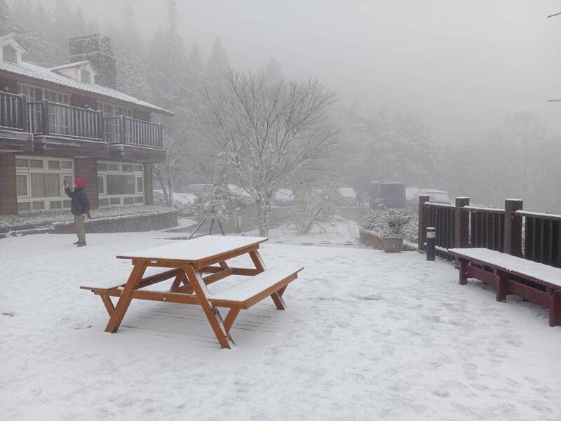 VIDEO: Taiping Mountain sees this season’s first snow
