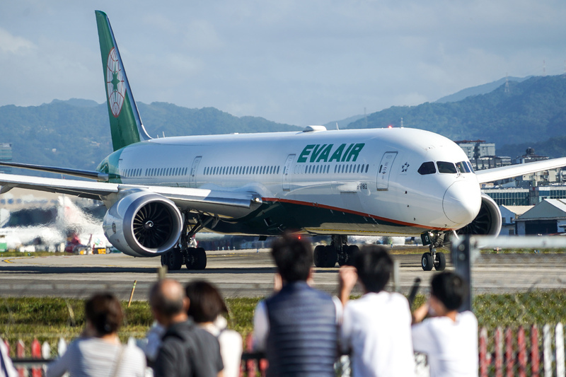 Pilots union threatens LNY strike