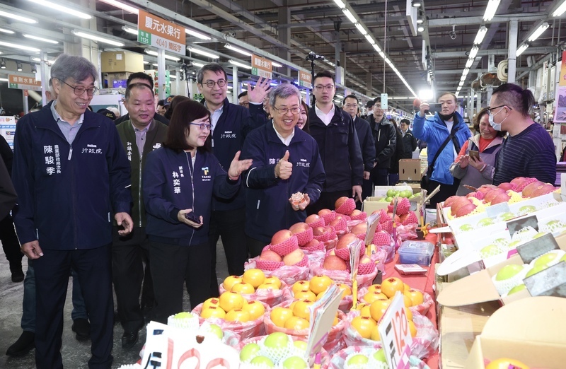 Premier inspects flow of fresh goods ahead of the Lunar New Year holidays