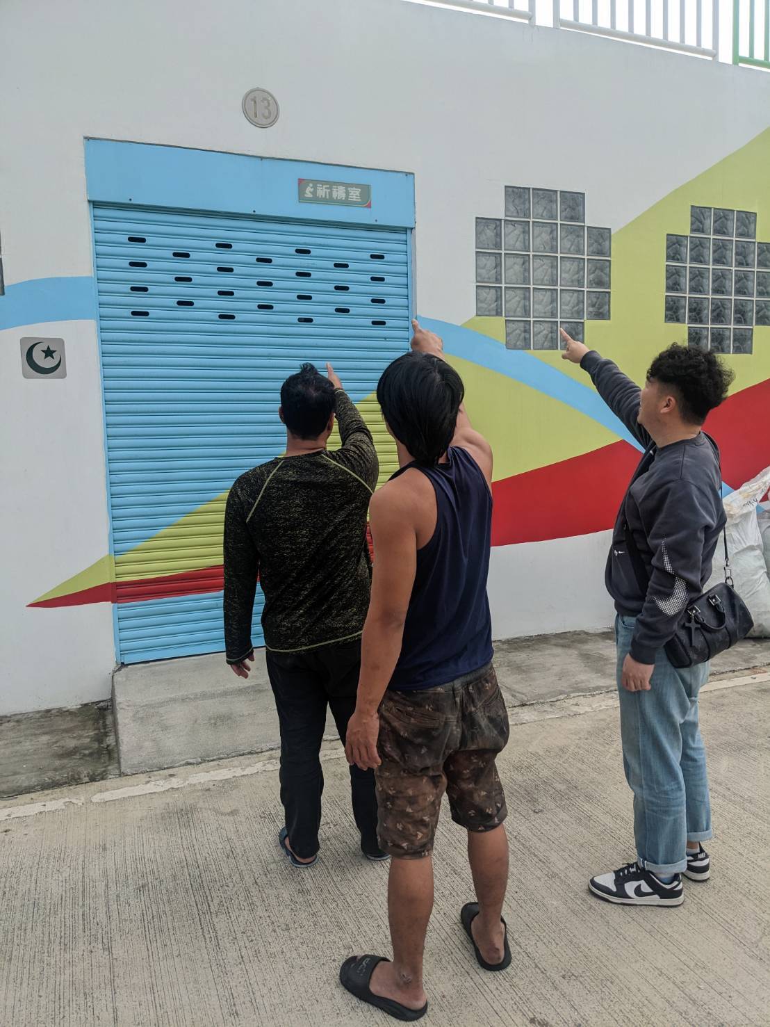 Muslim migrant fishermen demand prayer room
