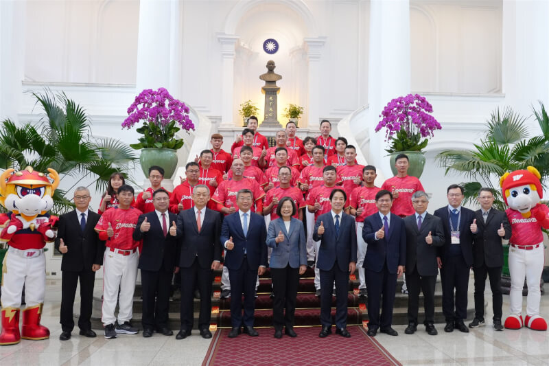 President Tsai and VP Lai meet Taiwan Series Champion Wei Chuan Dragons
