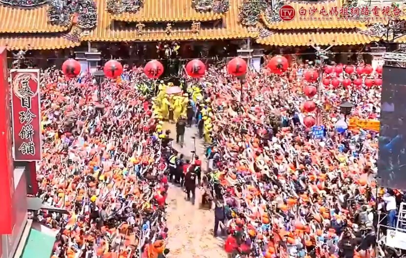WATCH: The Baishatun Mazu procession receives an explosive welcome