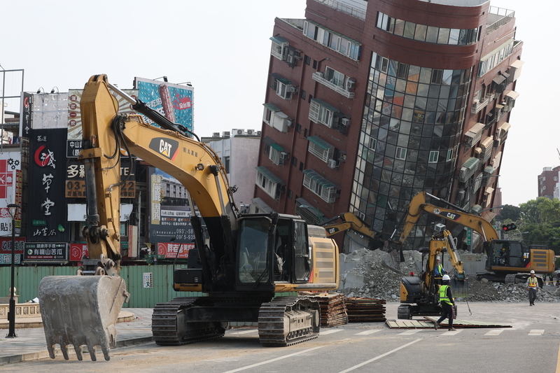 Hualien begins demolition of building nearly collapsed from quake aftermath