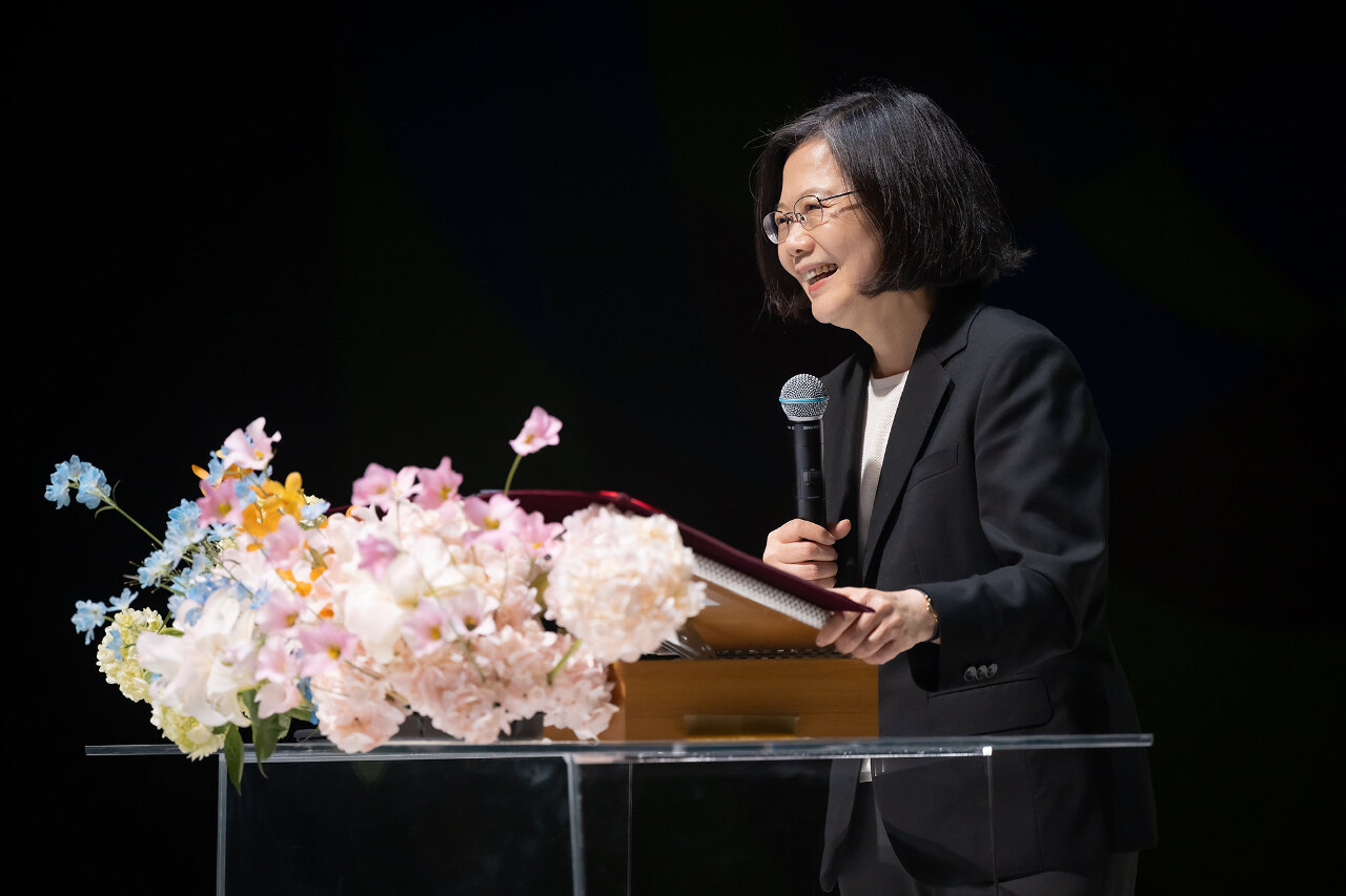 President Tsai Ing-wen thanks laborers for their hard work on Labor Day
