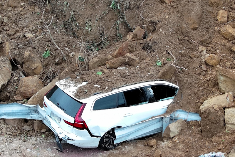 WATCH: Landslide in Keelung puts two drivers in the hospital