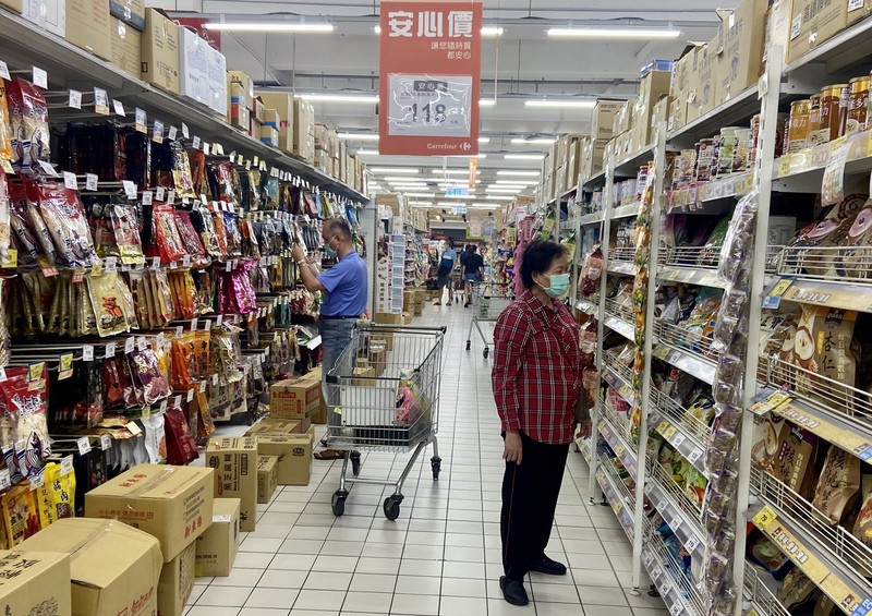 Consumer Confidence Index rises slightly; housing market on an upturn