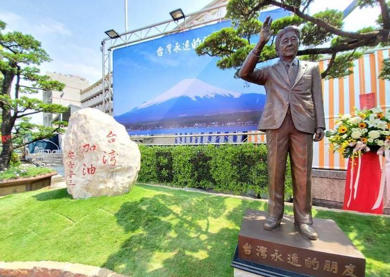 Japanese Diet delegation visits to pay respects