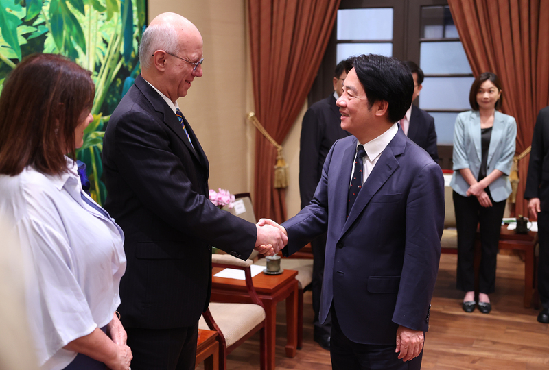President Lai meets with Rotary International president