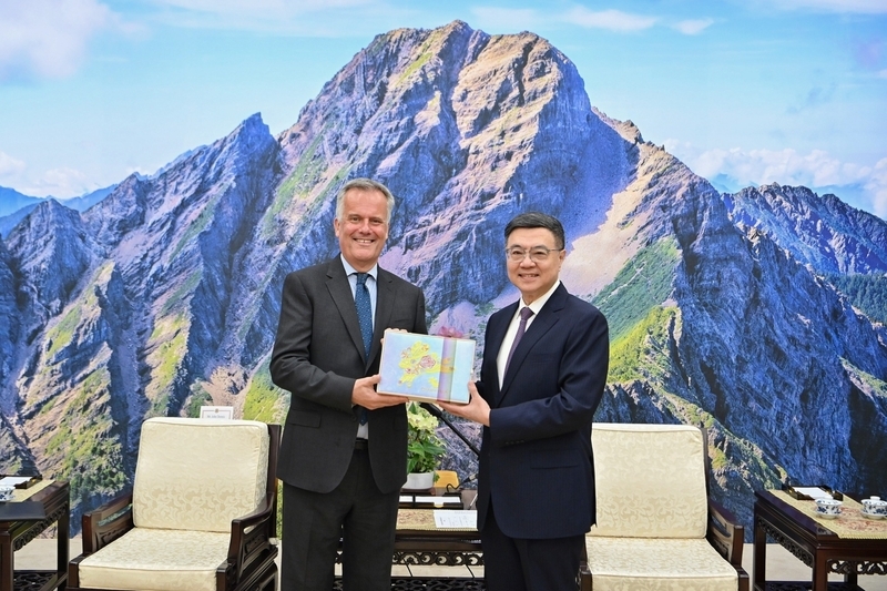 Premier Cho and UK representative Dennis discuss enhancing Taiwan-UK relations